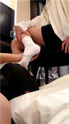 【蓝月大人】废物短小脚奴闻脚流水      JS260801-52