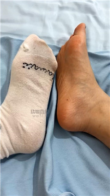 【敢敢】脏袜裸足晨勃贱狗 260804-3